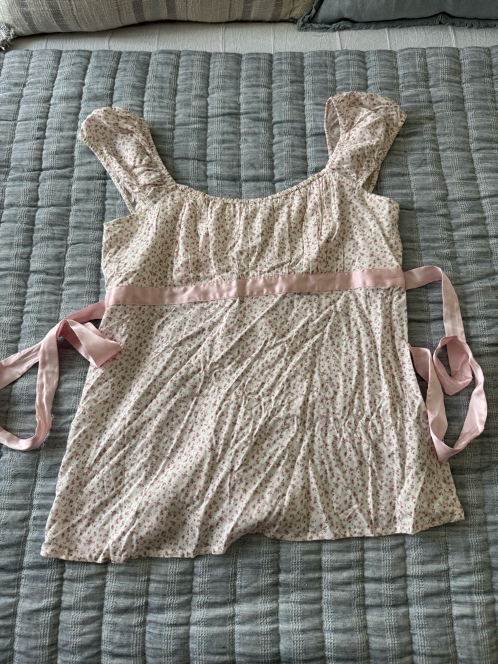 Hollister Satin tie babydoll top in white floral (NWT)